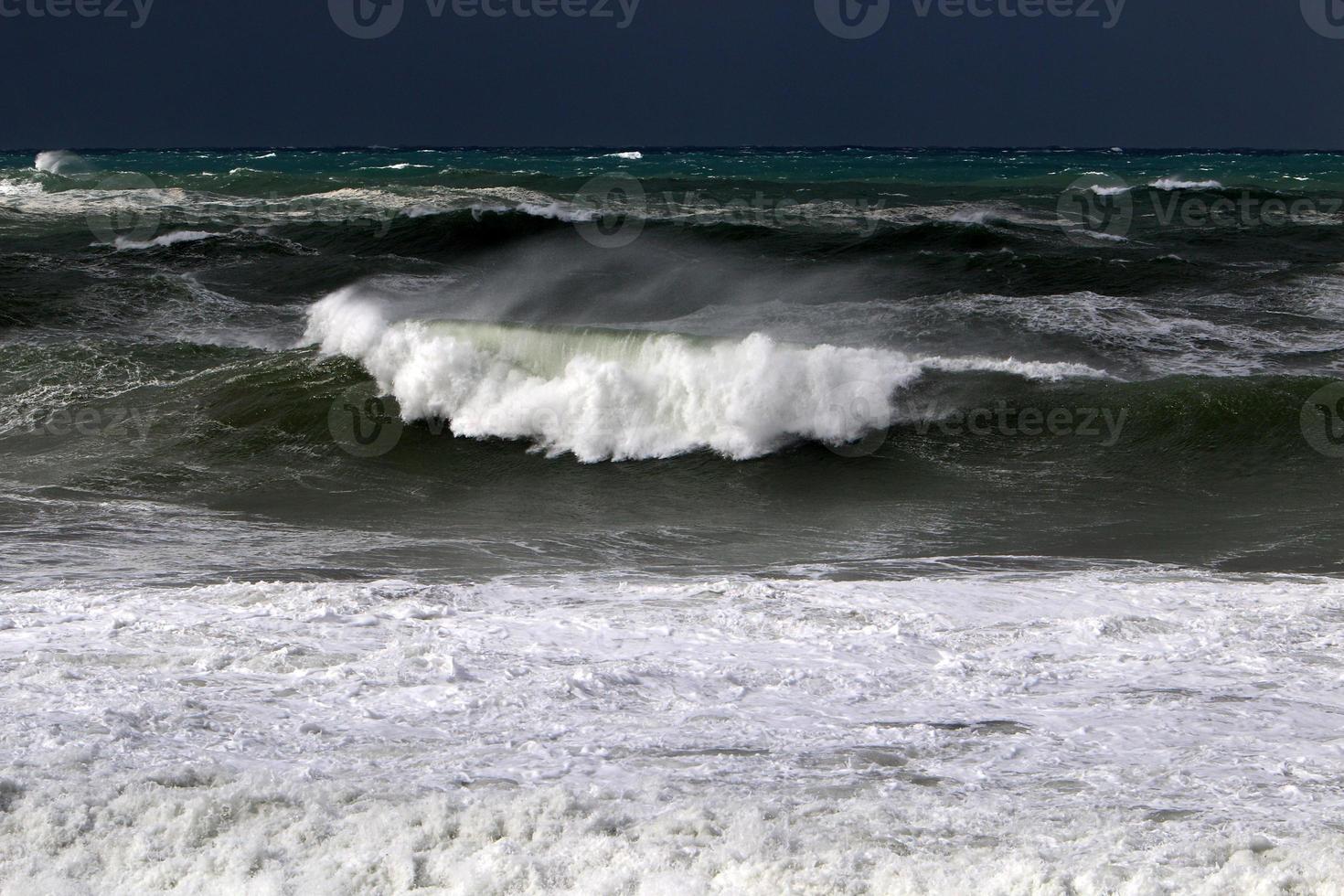 storm Aan de middellandse Zee zee in noordelijk Israël. foto