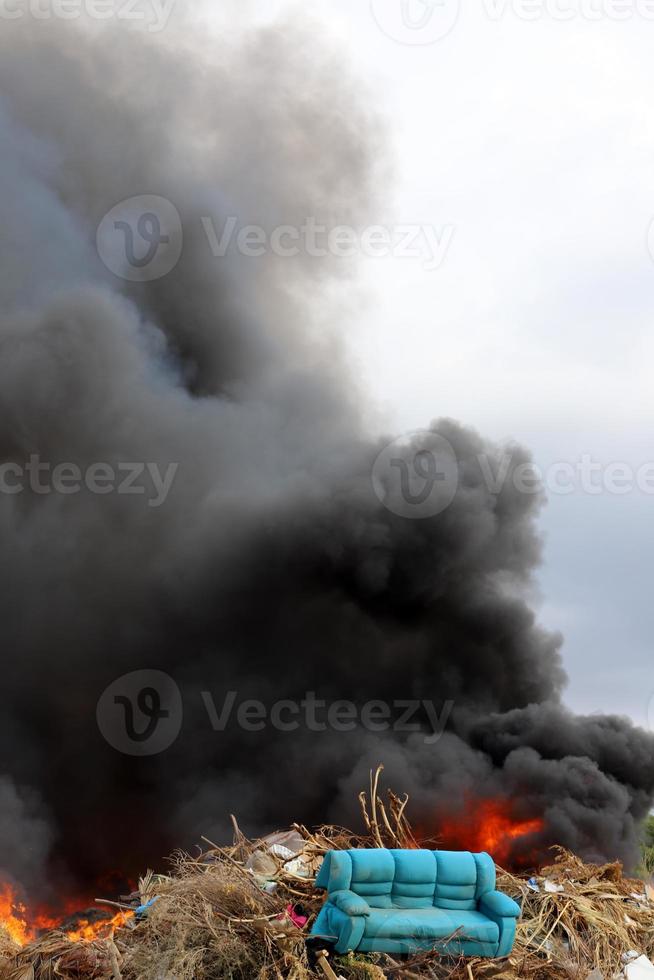 brand - ongecontroleerd brandend veroorzaken eigendom schade. foto