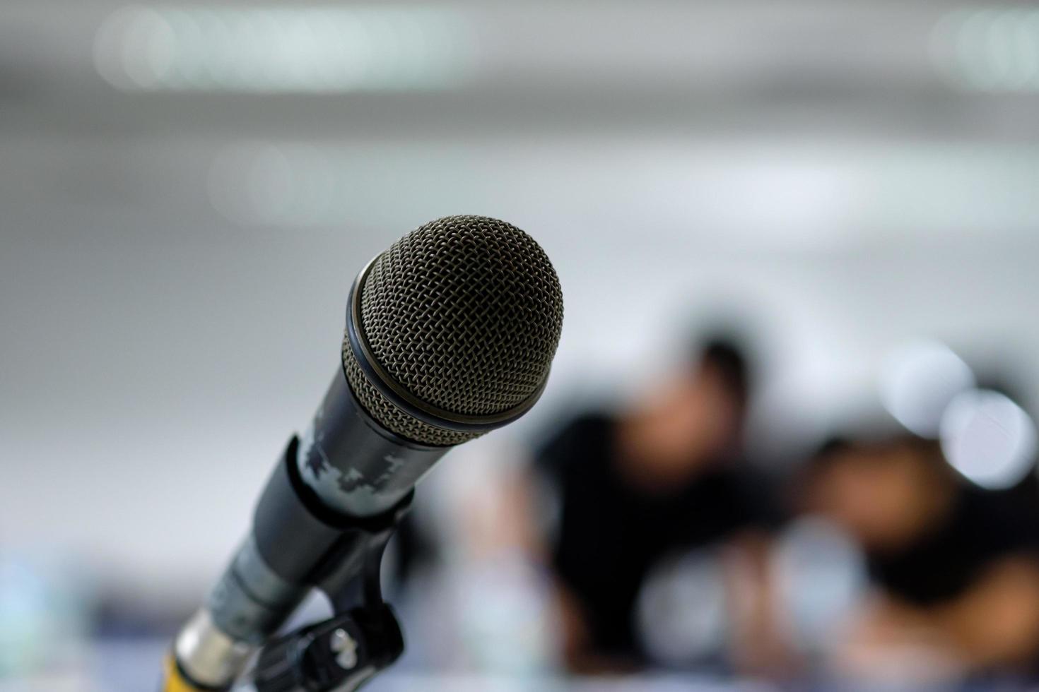 microfoon Aan de abstract wazig foto van congres kamer achtergrond