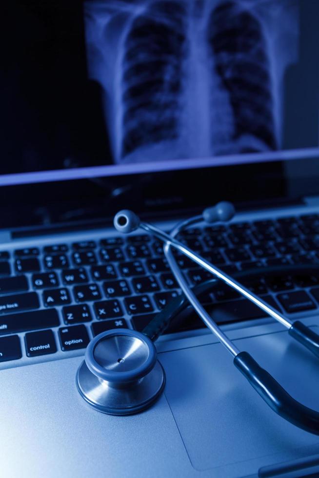 stethoscoop en röntgenstraal Aan toetsenbord laptop foto