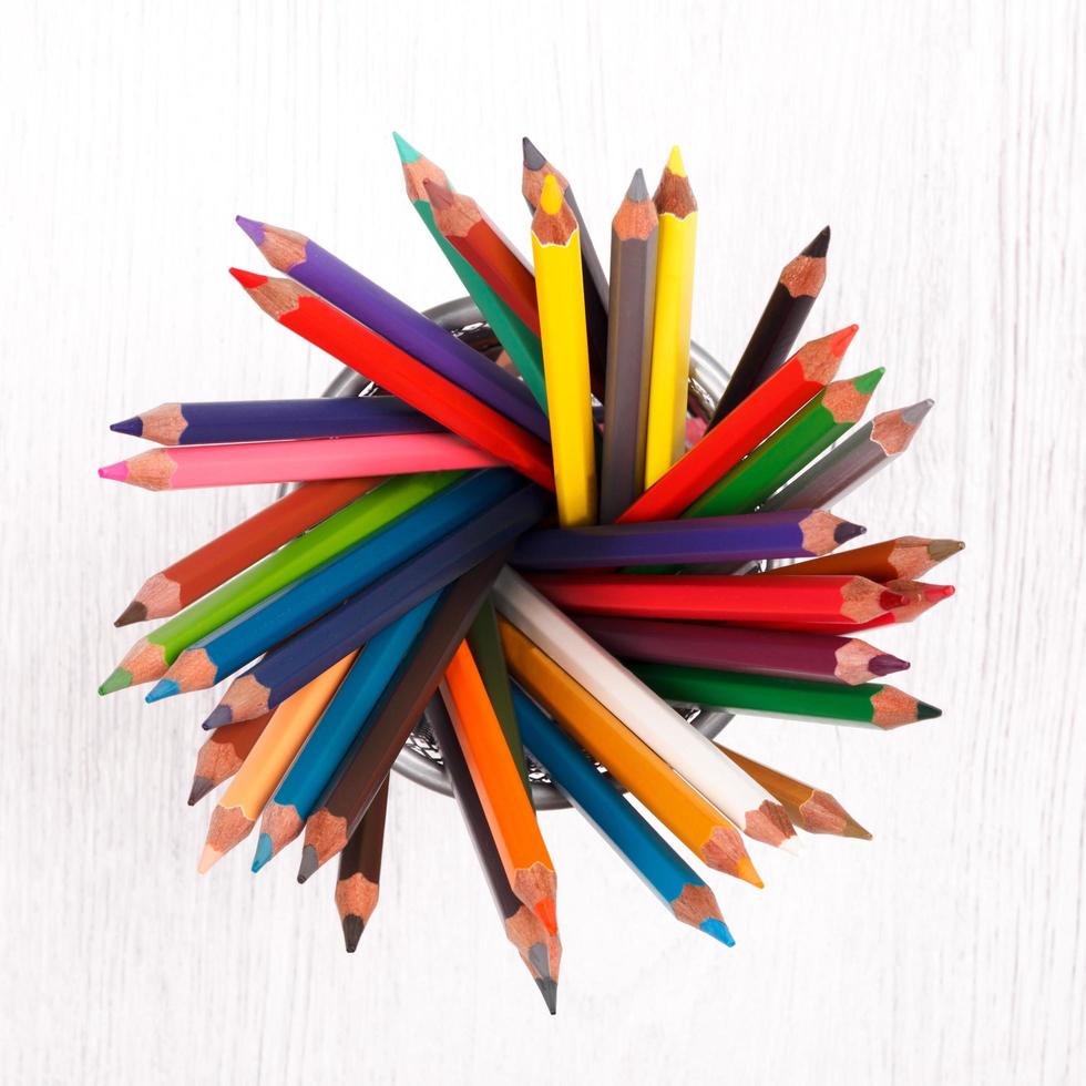 kleur potloden Aan wit hout tafel foto