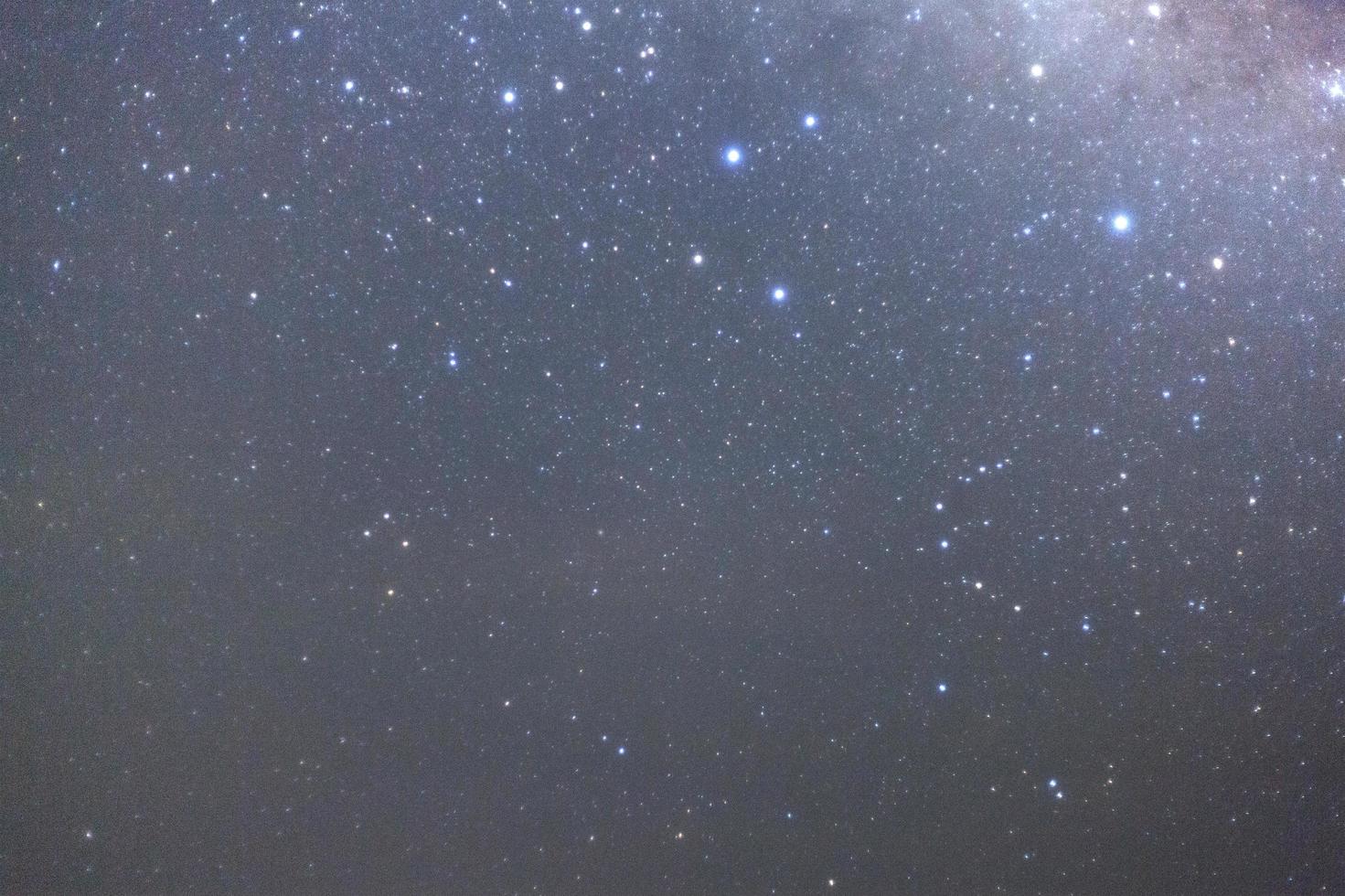 sterrenhemel nacht lucht en melkachtig manier heelal met sterren en ruimte stof in de universum foto