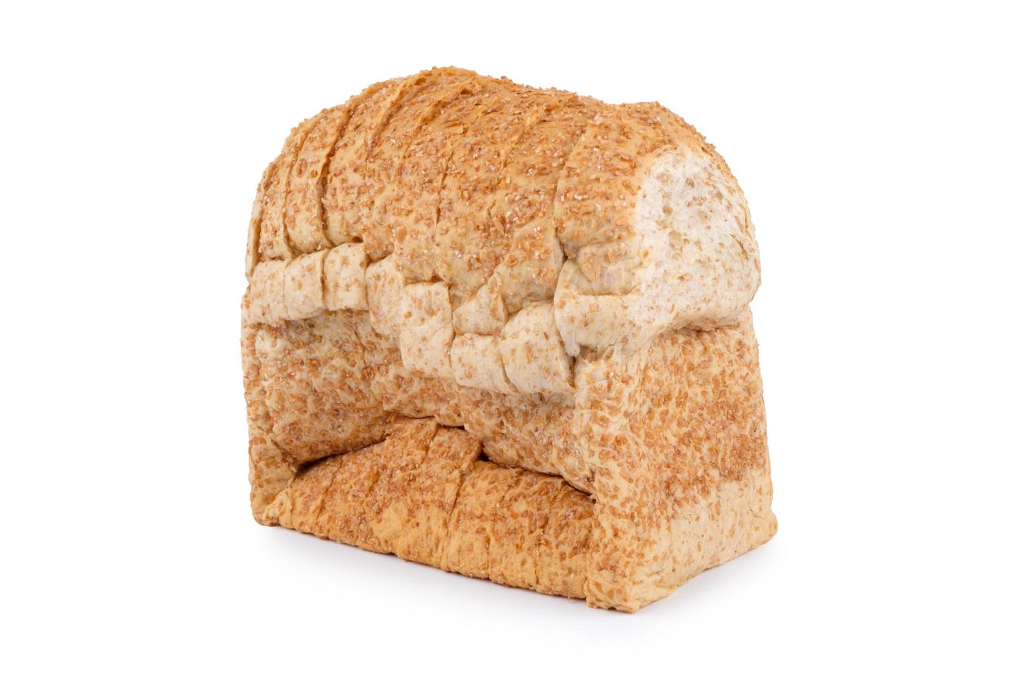 geheel graan brood Aan wit achtergrond foto
