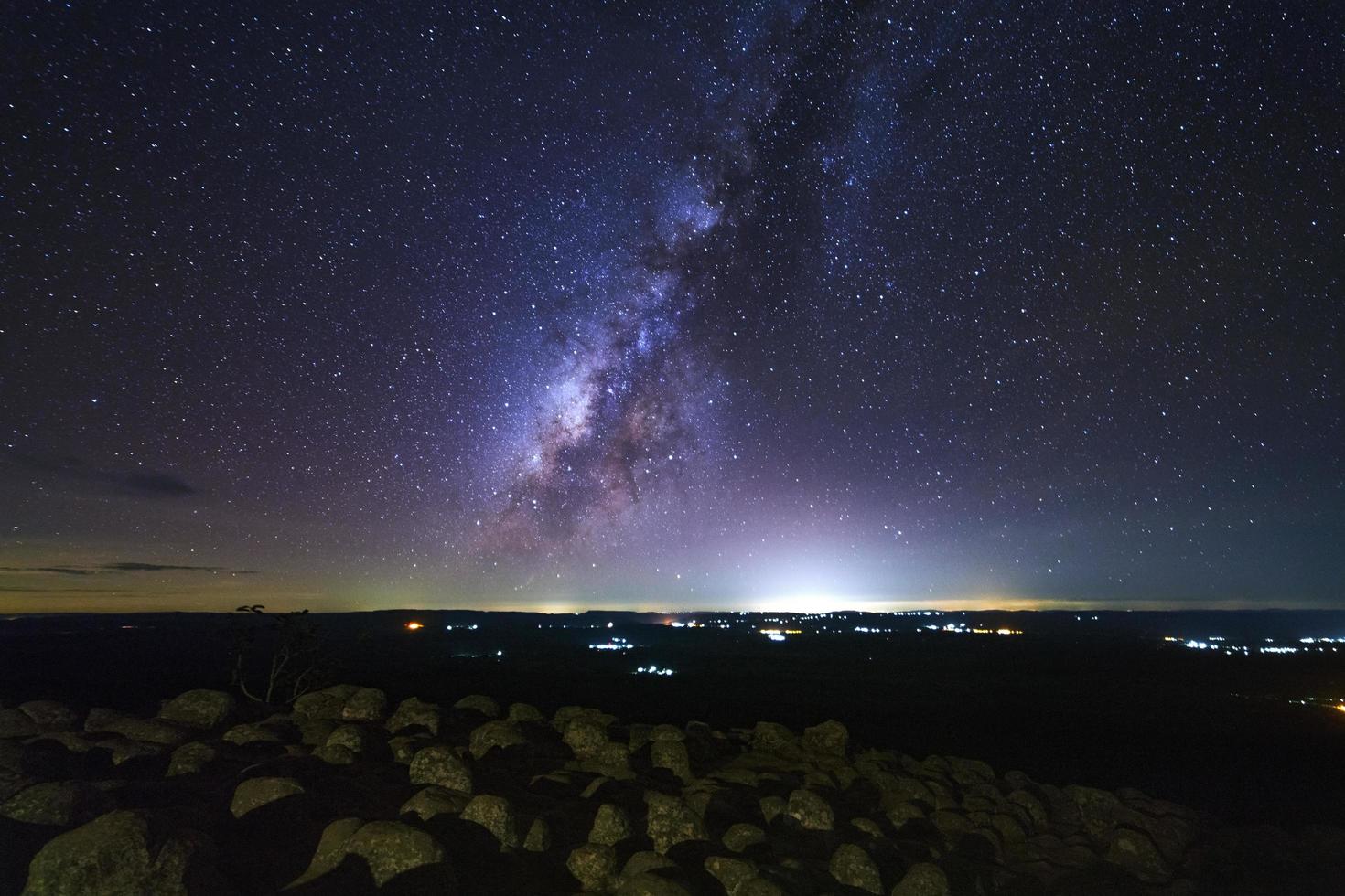 melkwegstelsel met knop steen grond is naam lan hin pum gezichtspunt in phu hin rong kla nationaal park in phitsanulok, thailand foto