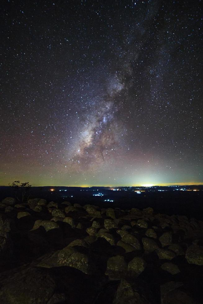 melkwegstelsel met knop steen grond is naam lan hin pum gezichtspunt in phu hin rong kla nationaal park in phitsanulok, thailand foto