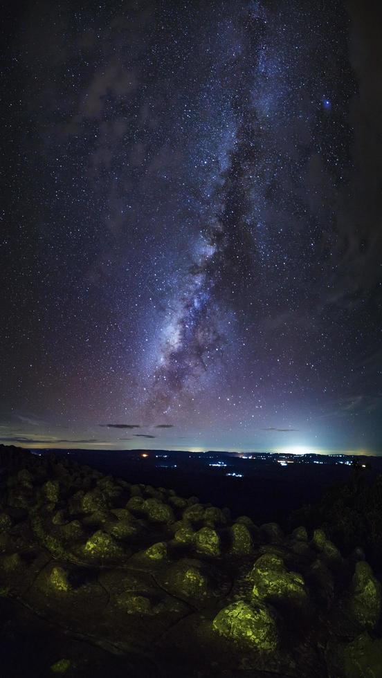 panorama verticaal melkachtig manier heelal met knop steen grond is naam lan hin pompen gezichtspunt Bij phu hin rong kla nationaal park in phitsanulok, Thailand foto