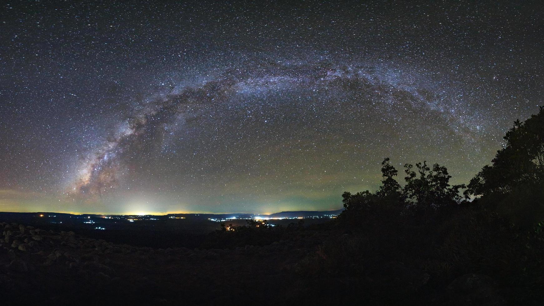 panorama melkachtig manier heelal met knop steen grond is naam lan hin pompen gezichtspunt Bij phu hin rong kla nationaal park in phitsanulok, Thailand foto