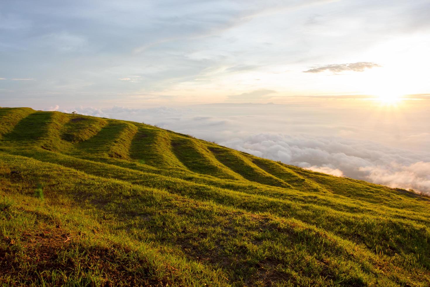 prachtig berglandschap in phutabberk phetchabun, thailand foto