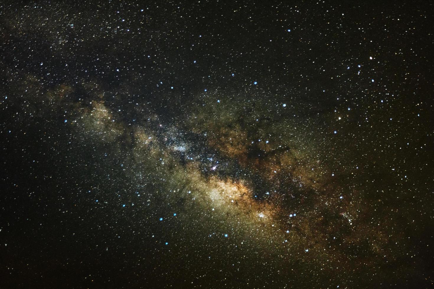 dichtbij omhoog van duidelijk melkachtig manier heelal met sterren en ruimte stof in de universum foto