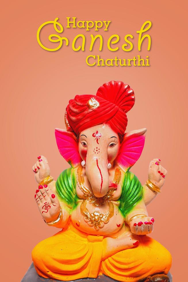 gelukkig ganesh chaturthi groet kaart ontwerp met heer ganesha afgod foto