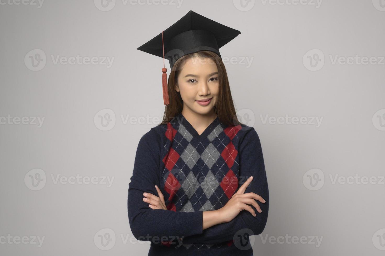 jong glimlachen vrouw Holding diploma uitreiking hoed, onderwijs en Universiteit concept foto