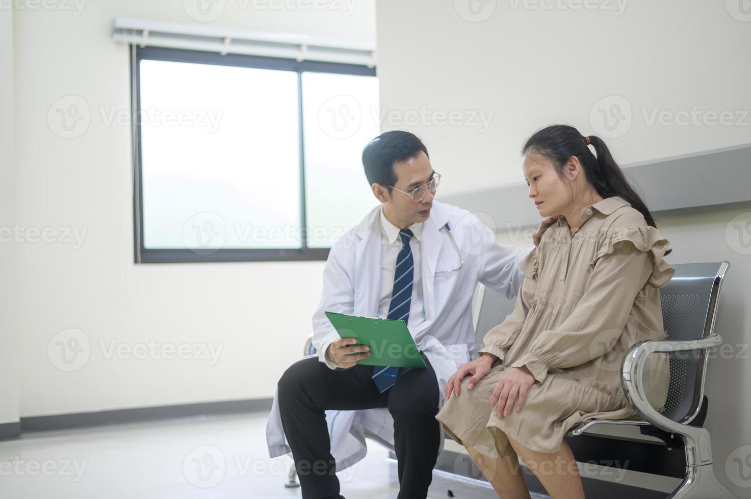Aziatisch dokter is werken in ziekenhuis , pratend met droefheid vrouw , medisch Gezondheid zorg concept foto