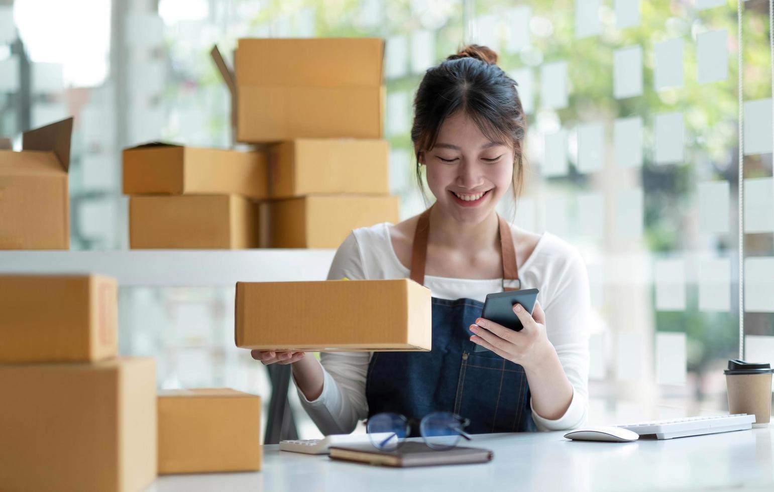 startende kleine ondernemer mkb, aziatische vrouw ontvangt bestelling op de telefoon. portret jonge Aziatische eigenaar van een klein bedrijf thuiskantoor, online verkoop marketing levering, MKB e-commerce telemarketing concept foto