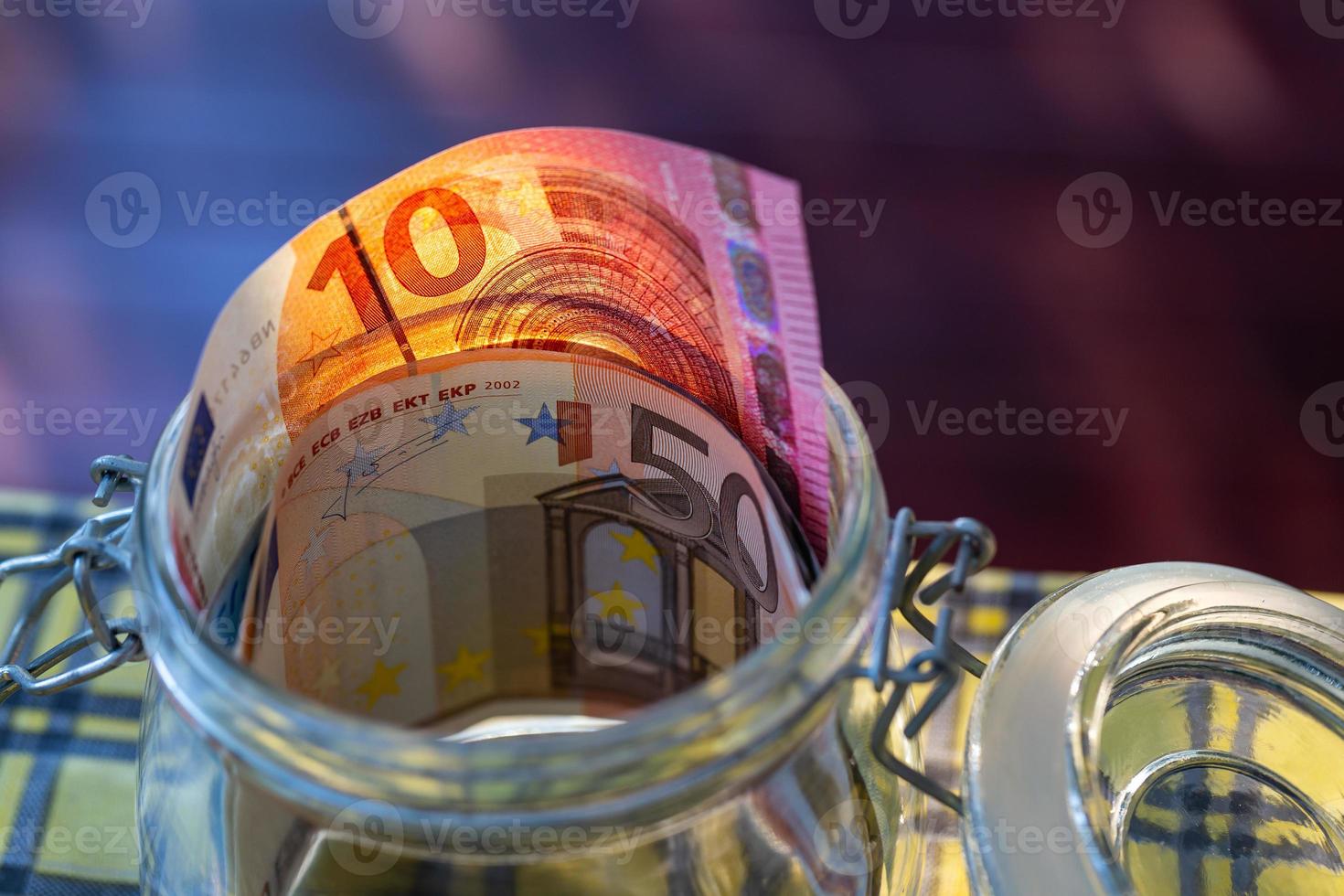 euro bankbiljetten in glas kan. foto