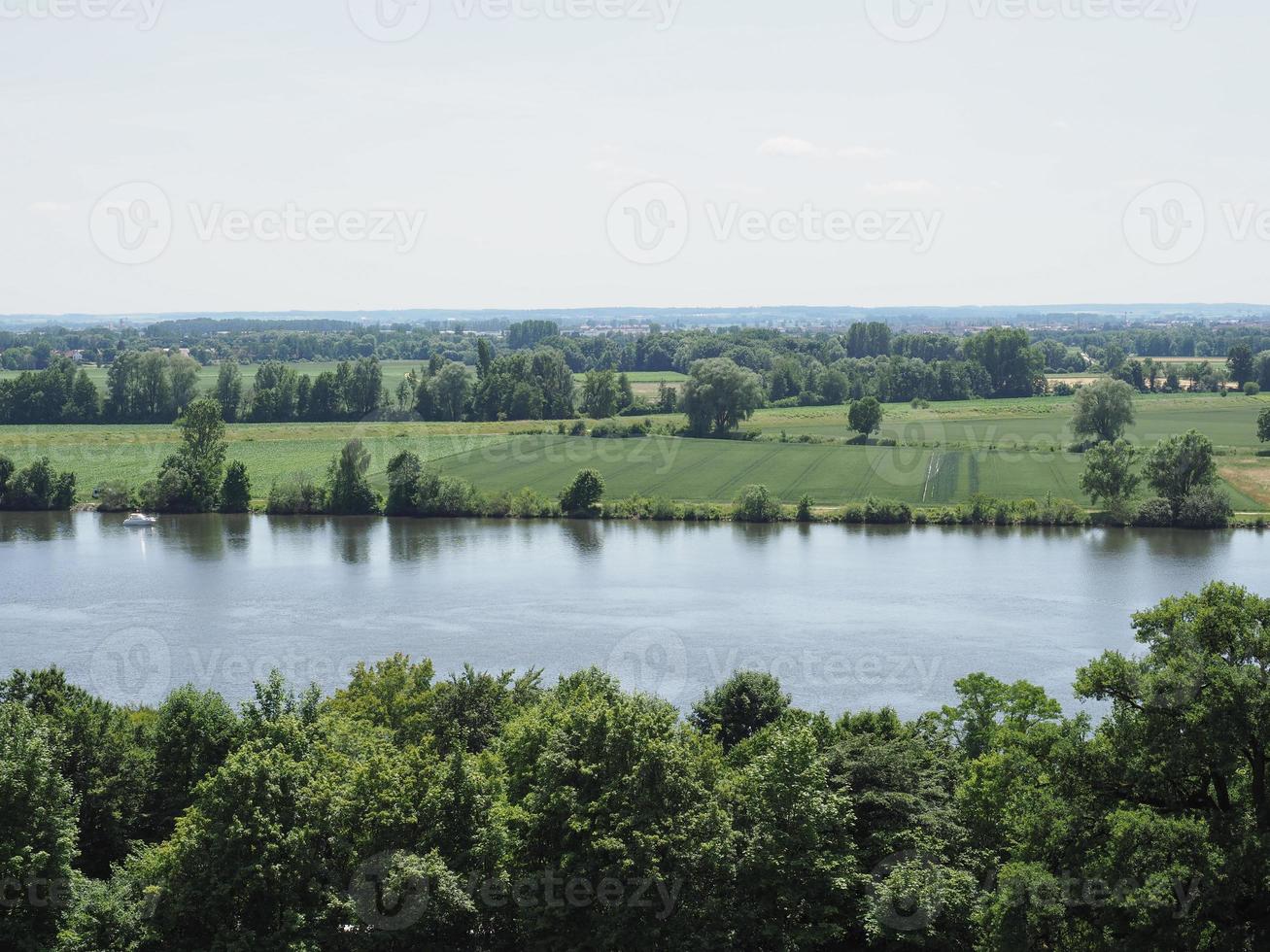 uitzicht op de rivier de Donau in donaustauf foto
