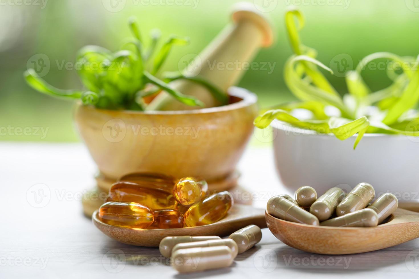 alternatieve geneeskunde kruiden organische capsule met vitamine e omega 3 visolie, mineraal, medicijn met kruiden blad natuurlijke supplementen voor een gezond goed leven. foto