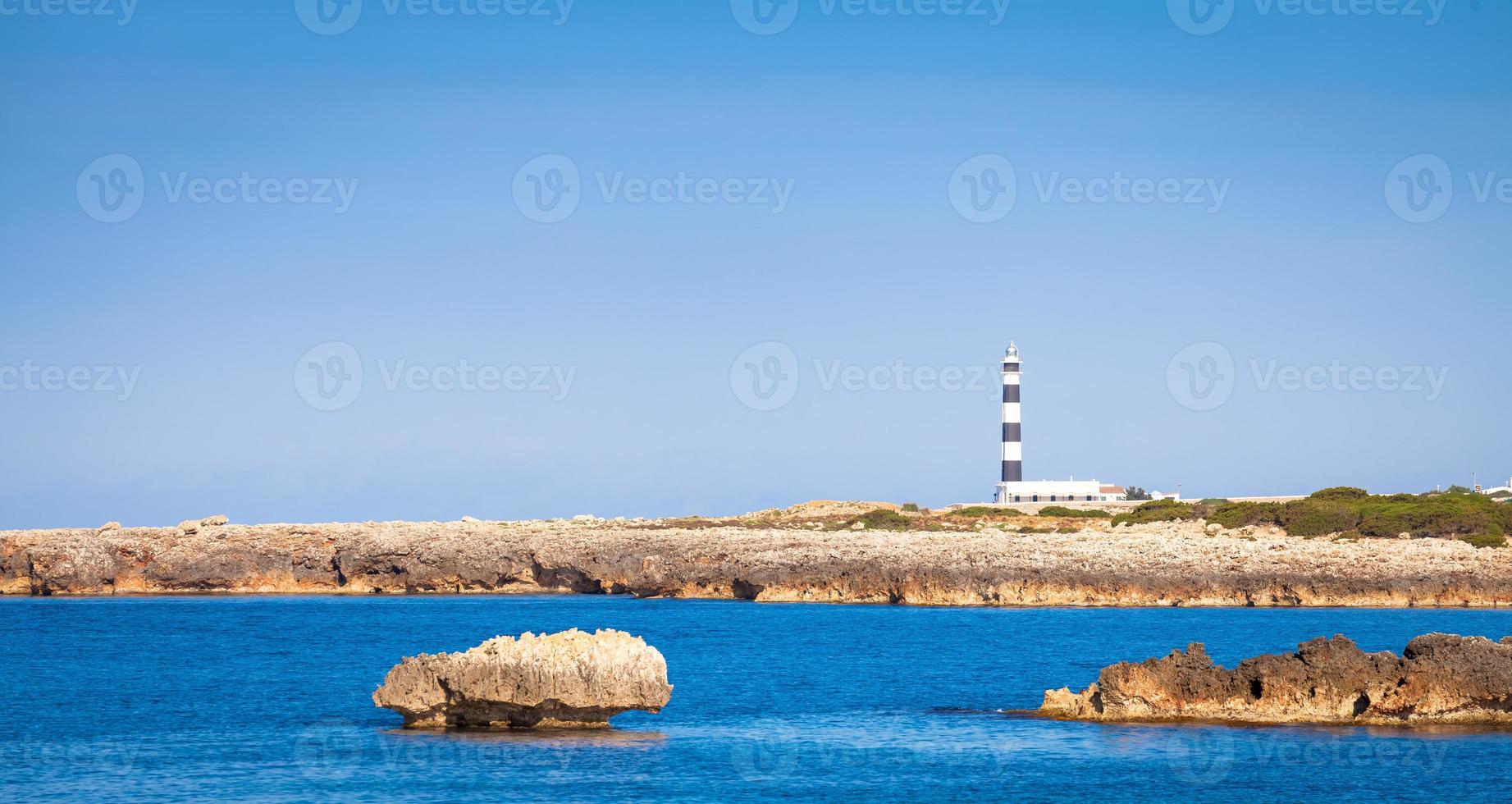 schilderachtige artrutx-vuurtoren bij zonsondergang in minorca, spanje foto