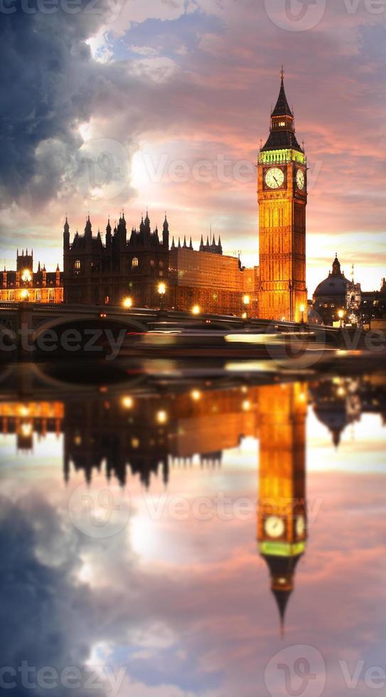 beroemde Big Ben in de avond met bridge, Londen, Engeland foto