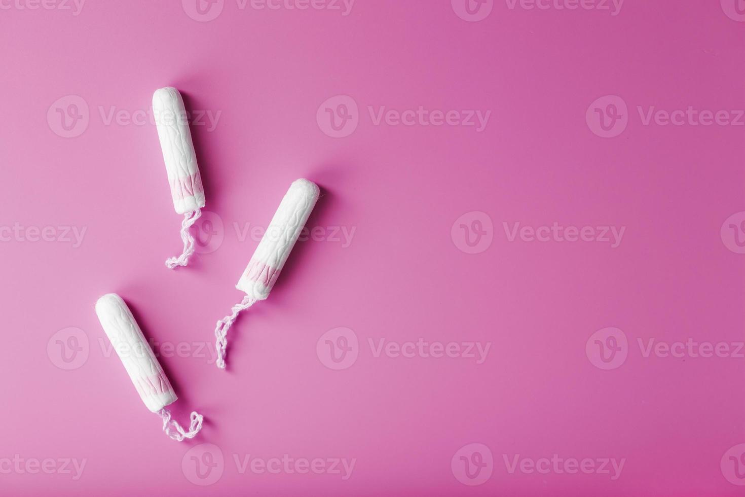 katoen tampons Aan een roze achtergrond met een vrij ruimte foto