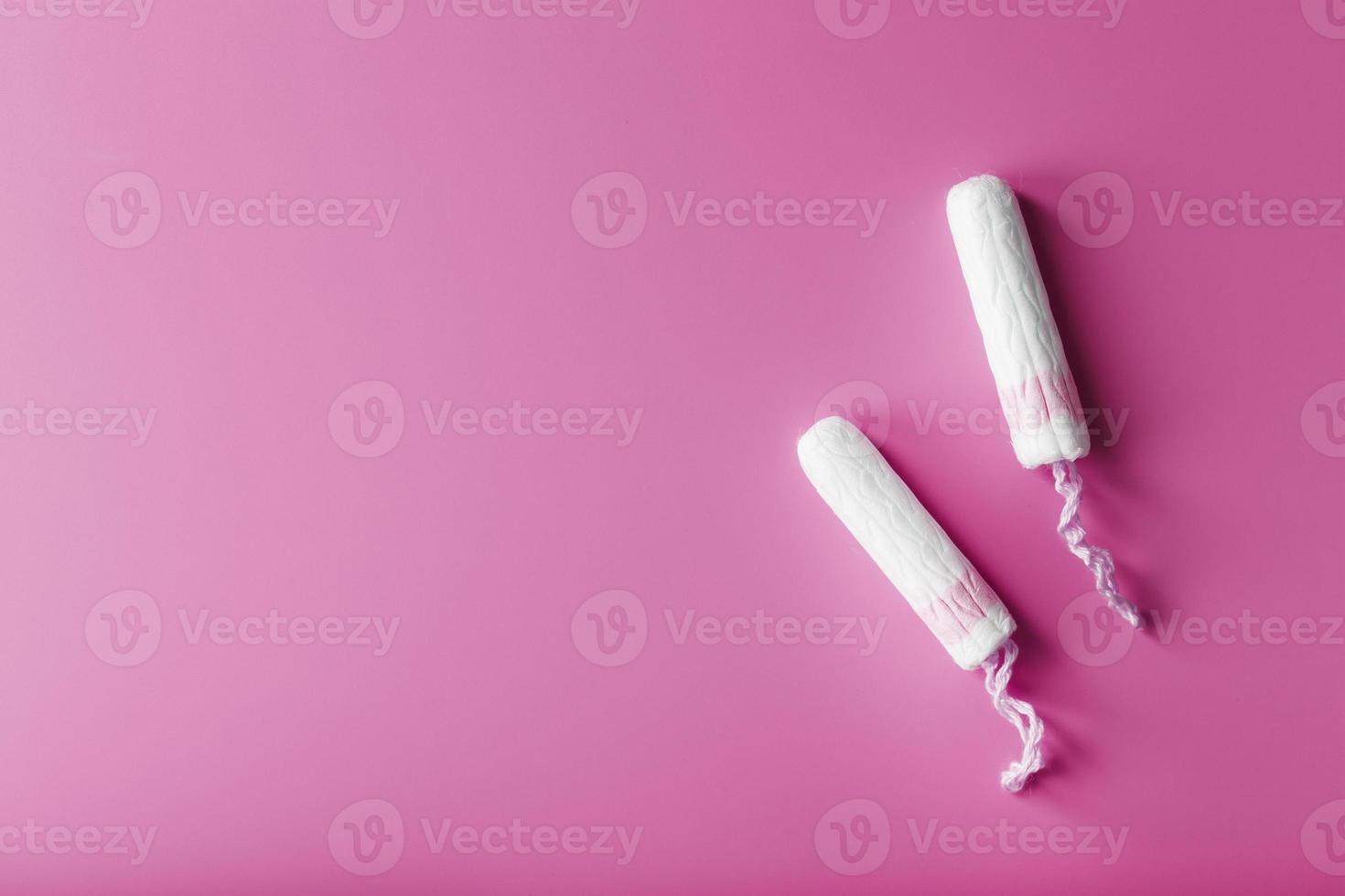 gynaecologisch tampons Aan een roze achtergrond vrij ruimte foto