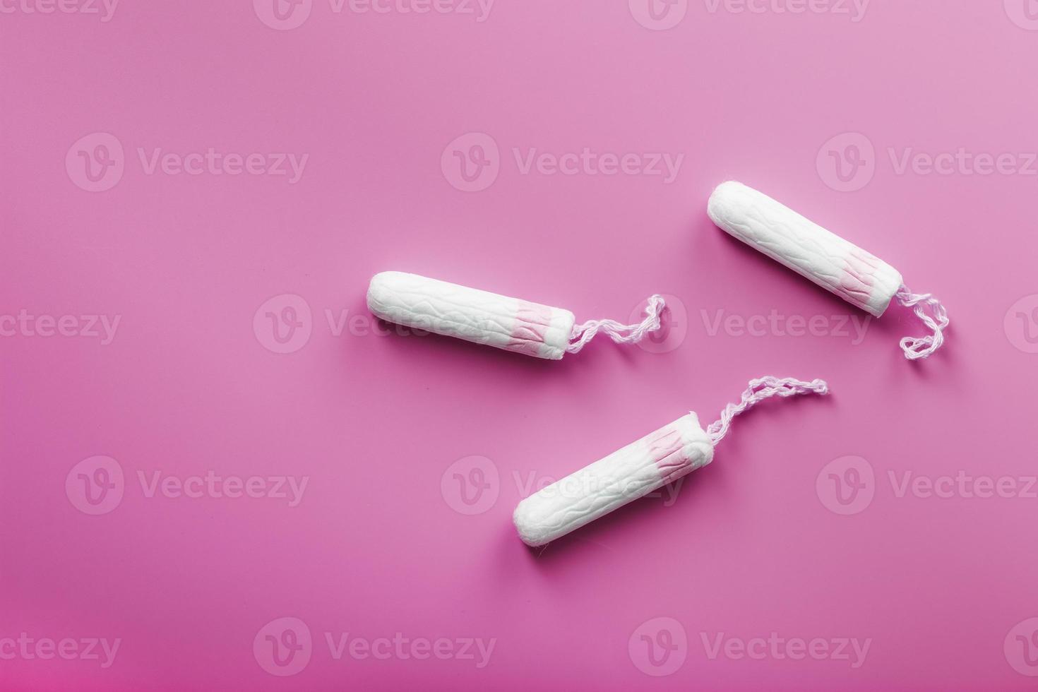 katoen tampons Aan een roze achtergrond met een vrij ruimte foto