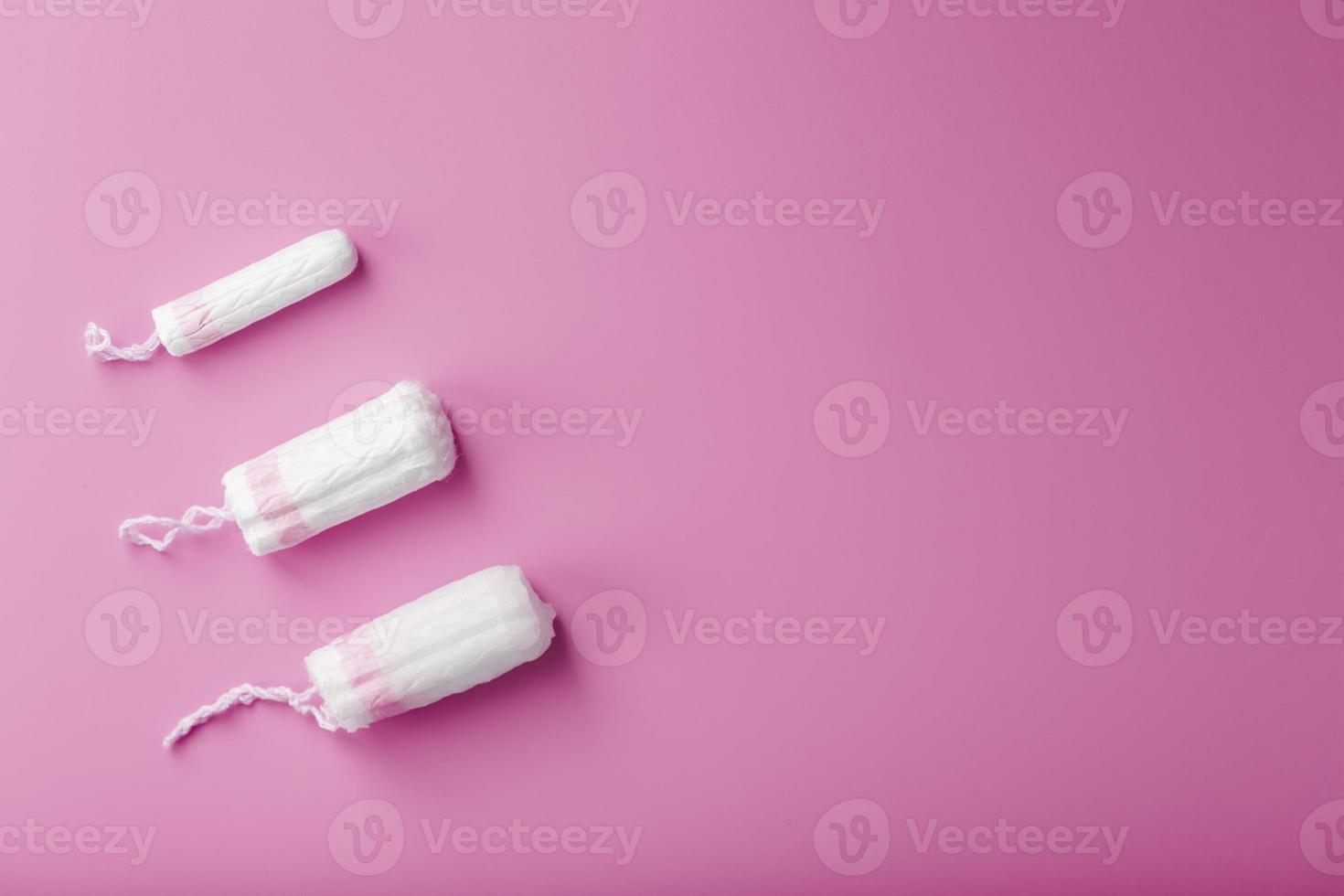 katoen tampons Aan een roze achtergrond met een vrij ruimte foto