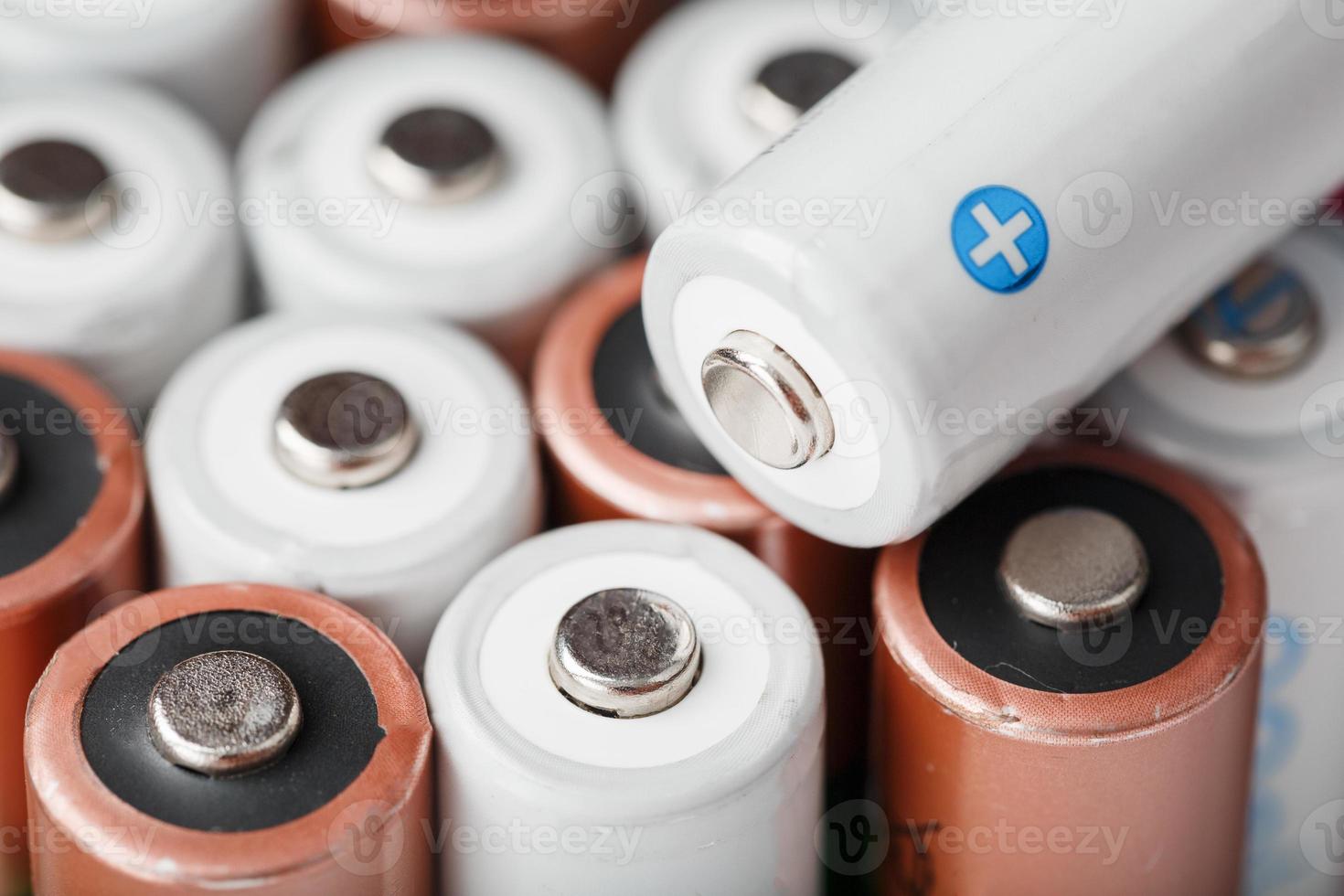 oplaadbaar aa batterijen met wit en positief polariteit. foto