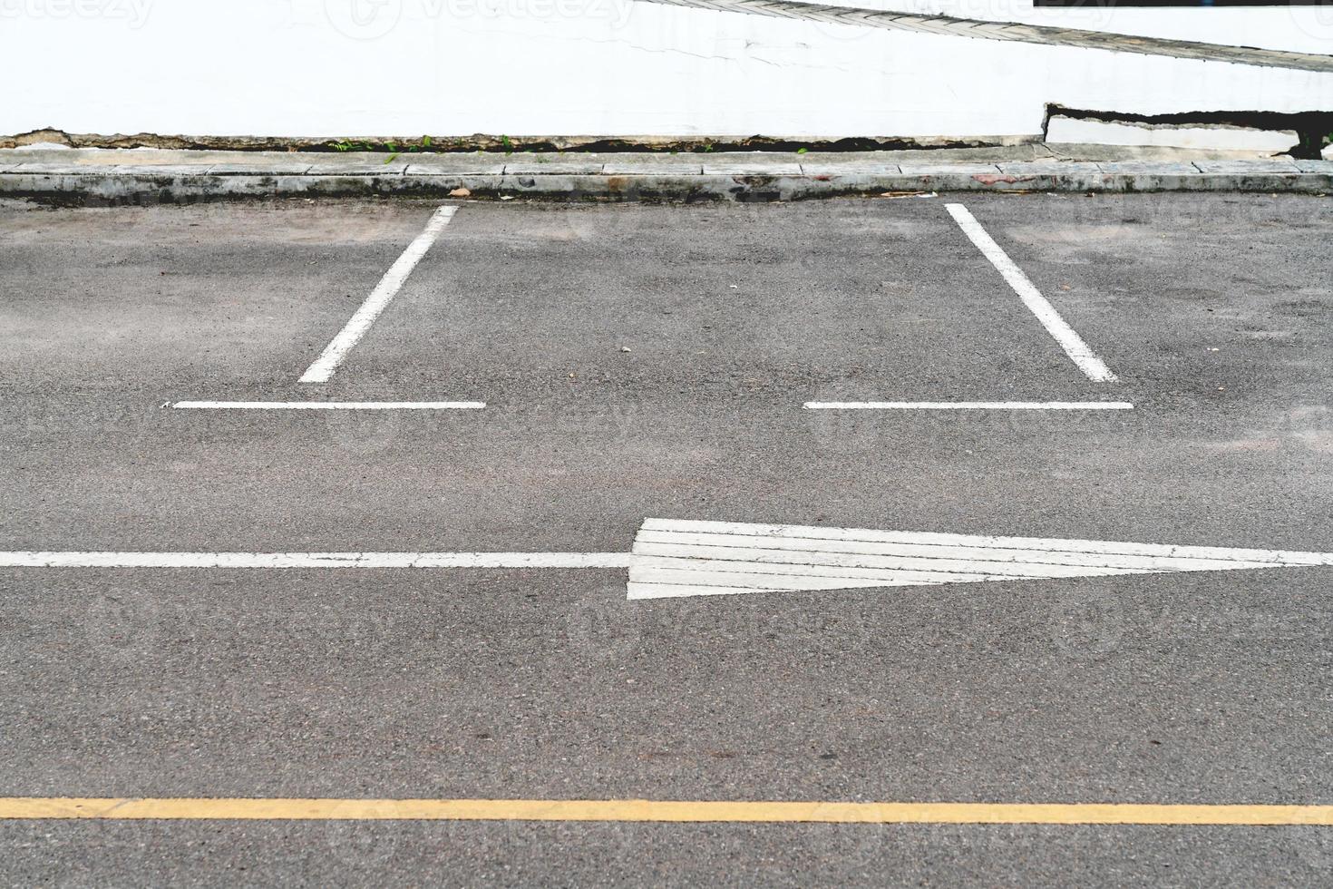 lijnen parkeren Aan asfalt achtergrond foto