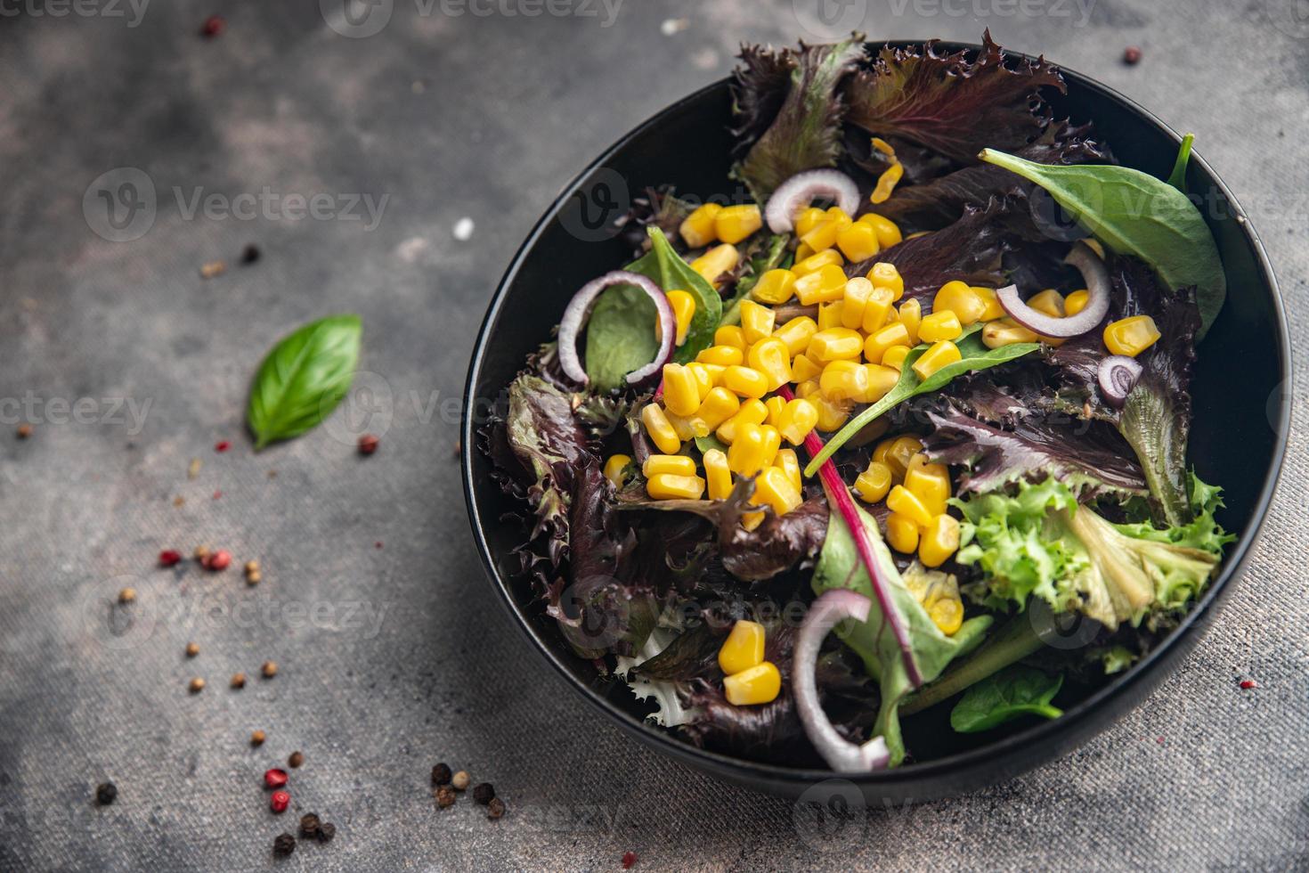 maïs salade groen sla mengen vers schotel gezond maaltijd voedsel tussendoortje eetpatroon Aan de tafel kopiëren ruimte voedsel achtergrond rustiek top visie keto of paleo eetpatroon vegetarisch veganistisch of vegetarisch voedsel Nee vlees foto