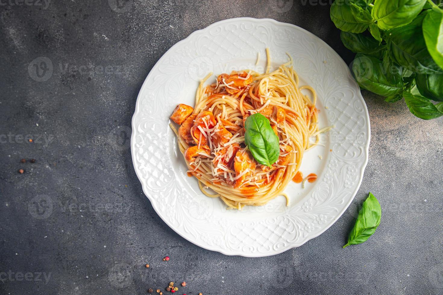 pasta spaghetti kip vlees tomaat saus vers gezond maaltijd voedsel tussendoortje Aan de tafel kopiëren ruimte voedsel achtergrond foto