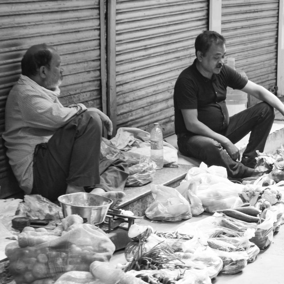 oud delhi, india, 15 april 2022 - niet-geïdentificeerde groep mannen die door de straten van oud delhi lopen, straatfotografie van de chandni chowk-markt van oud delhi tijdens de ochtendtijd, oude delhi straatfotografie foto