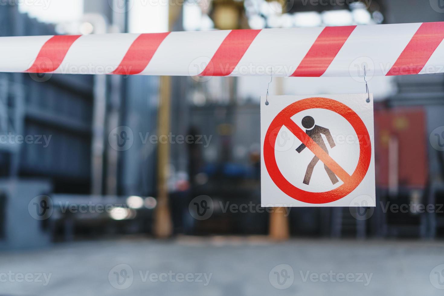 hekwerk plakband met een poster ongeautoriseerd binnenkomst is verboden Aan de plaats met bouw en installatie werk. foto