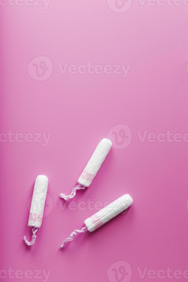 gynaecologisch tampons Aan een roze achtergrond vrij ruimte foto