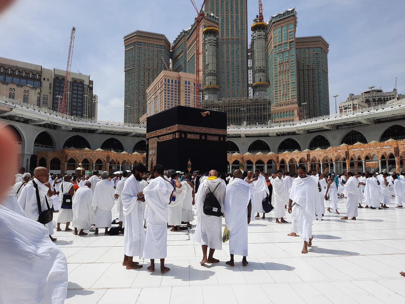 mekka, saudi Arabië, aug 2022 - bezoekers van allemaal over- de wereld zijn het uitvoeren van tawaf in de masjid al-haram in mekka. foto