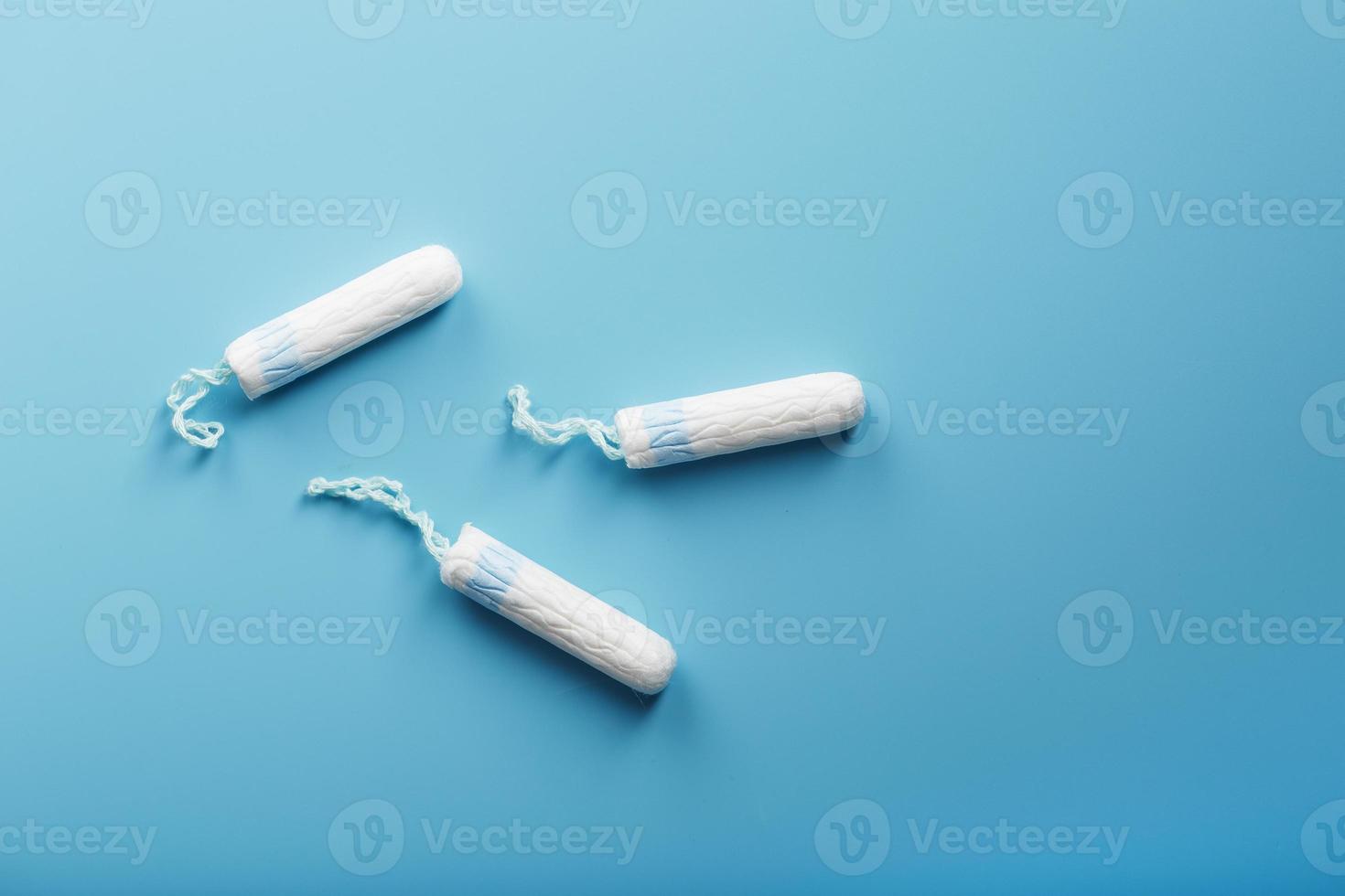 gynaecologisch tampons Aan een blauw achtergrond vrij ruimte foto