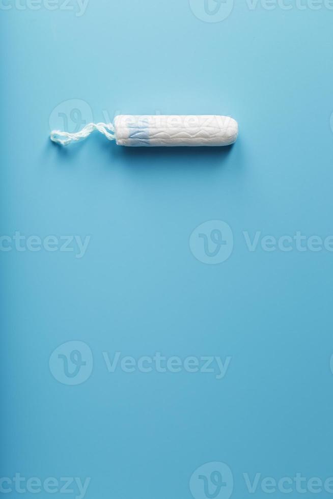 hygiënisch tampon Aan een blauw achtergrond met een vrij ruimte foto