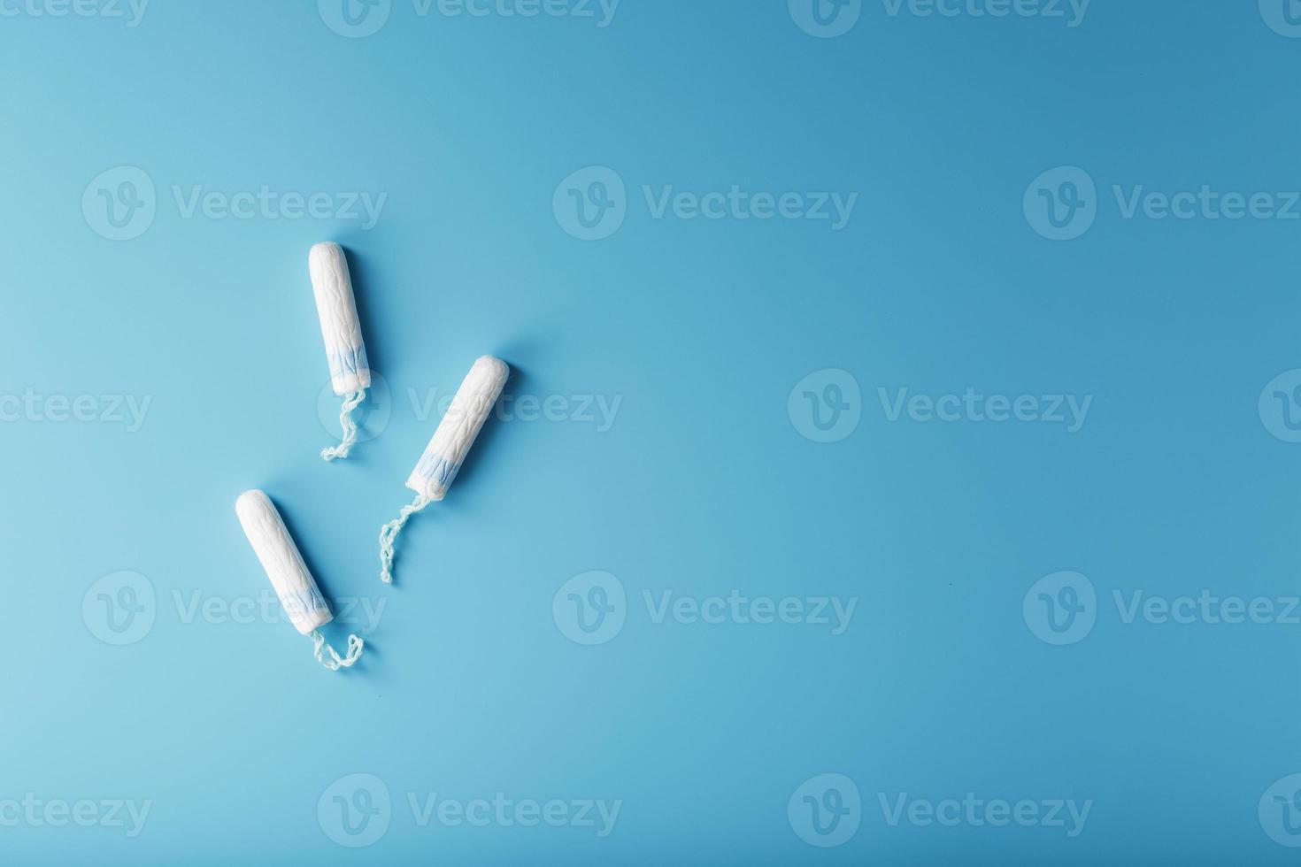 gynaecologisch tampons Aan een blauw achtergrond vrij ruimte foto