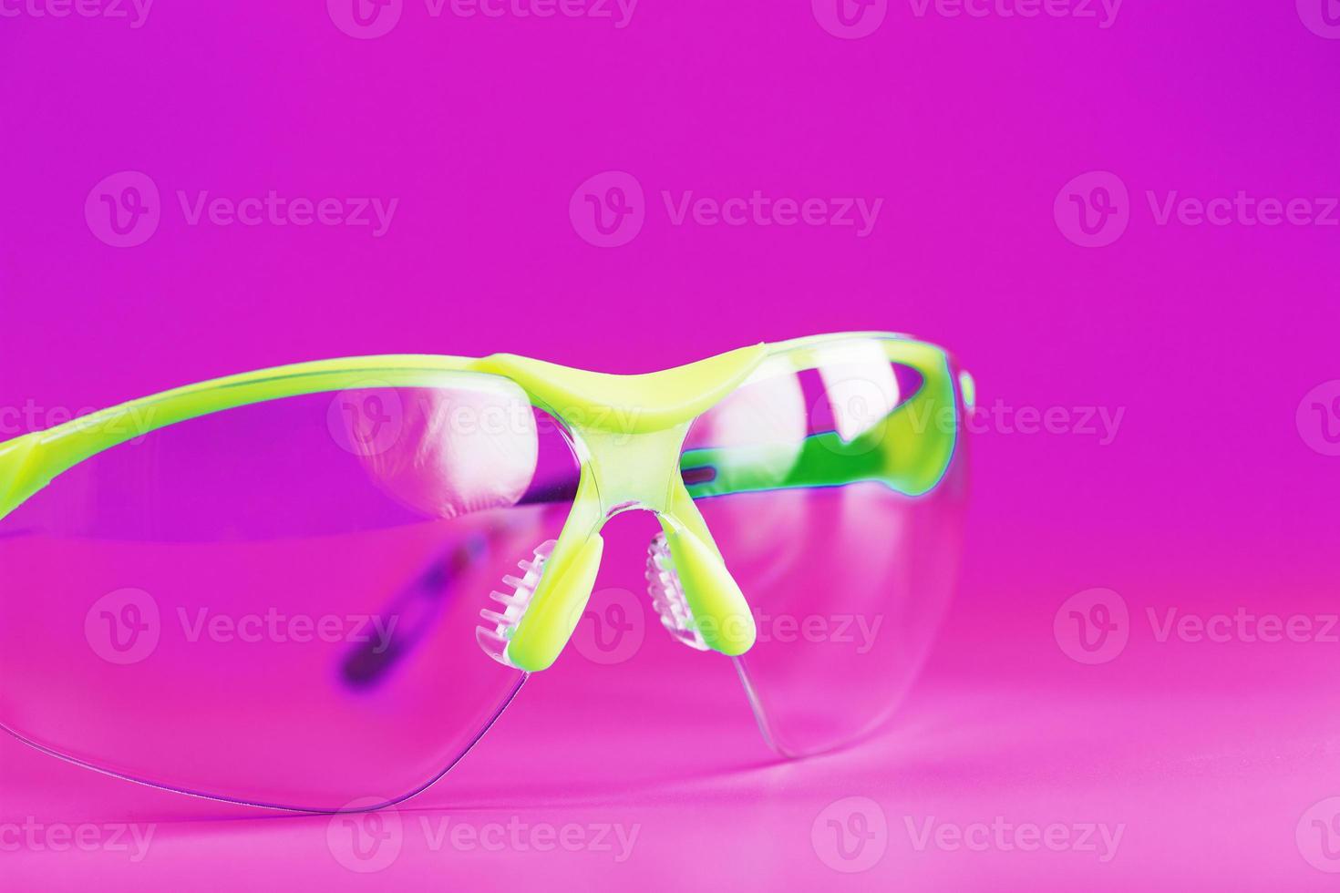 beschermend Open bril geïsoleerd Aan een roze achtergrond. foto