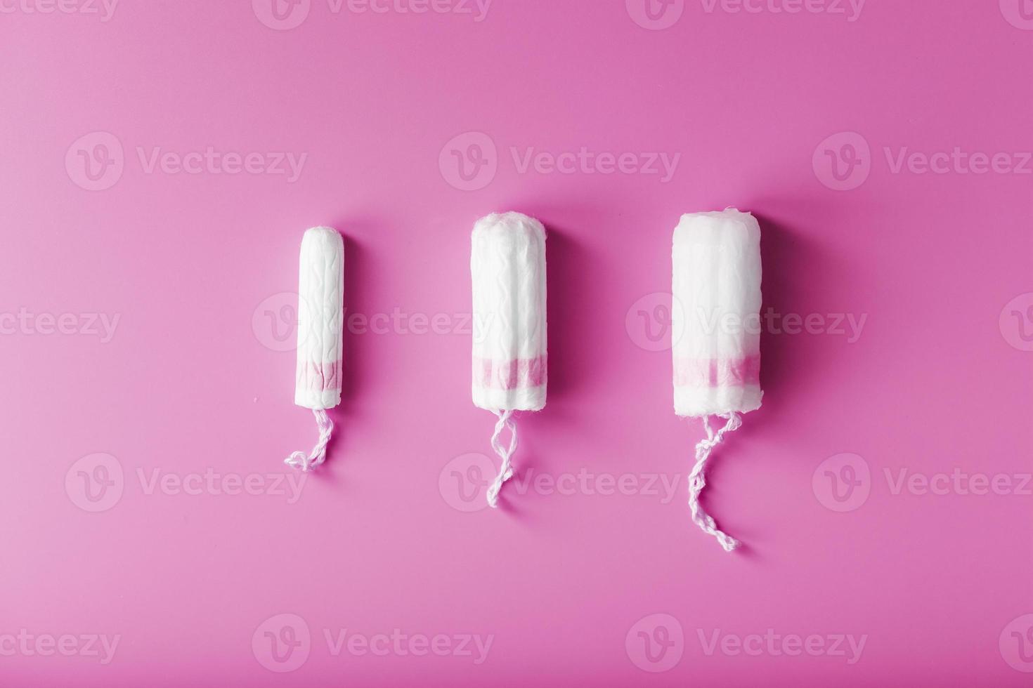 gynaecologisch tampons Aan een roze achtergrond vrij ruimte foto