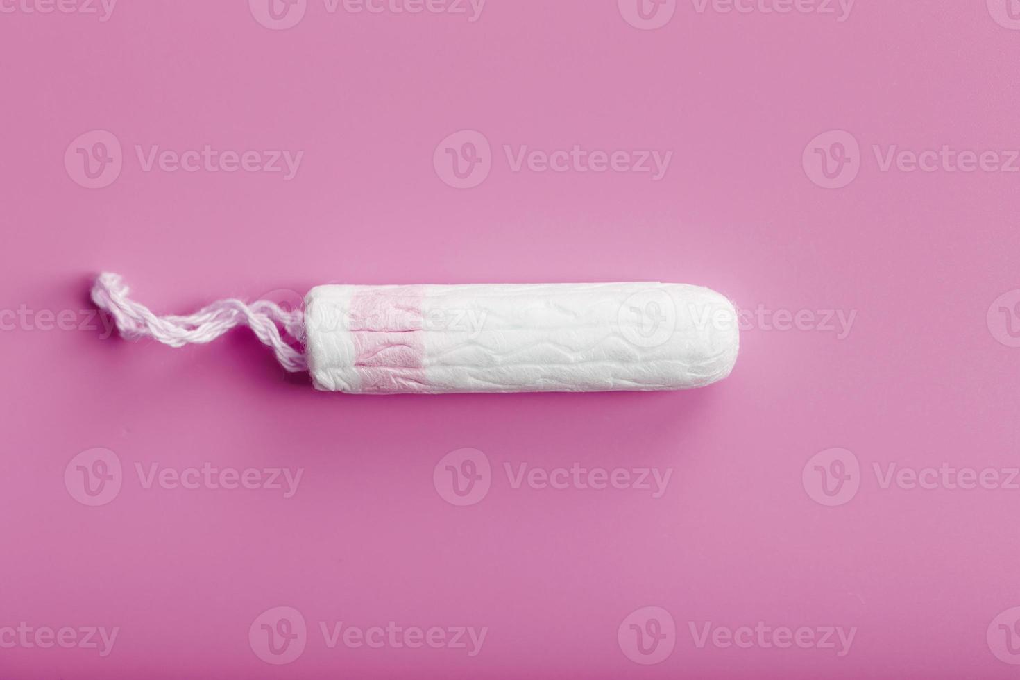 hygiënisch tampon Aan een roze achtergrond met een vrij ruimte foto