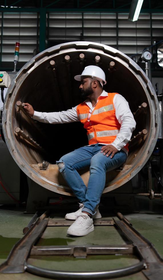 chef ingenieur van de mechanisch fabriek gedrag inspectie van de sterilisatie machine tunnel. naar controleren de werken staat van de machine naar worden klaar foto