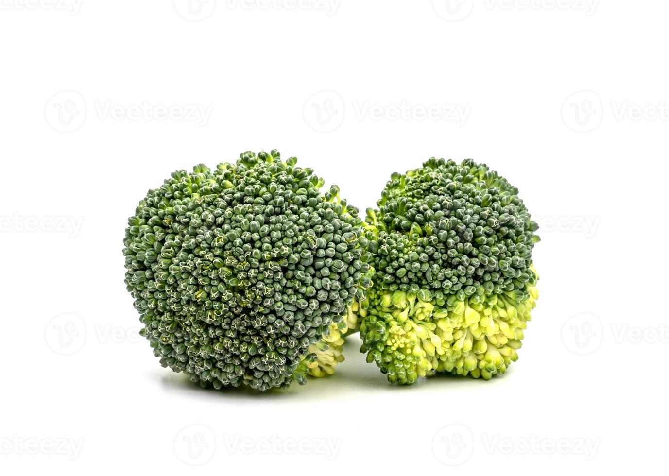 broccoli die op witte achtergrond worden geïsoleerd foto