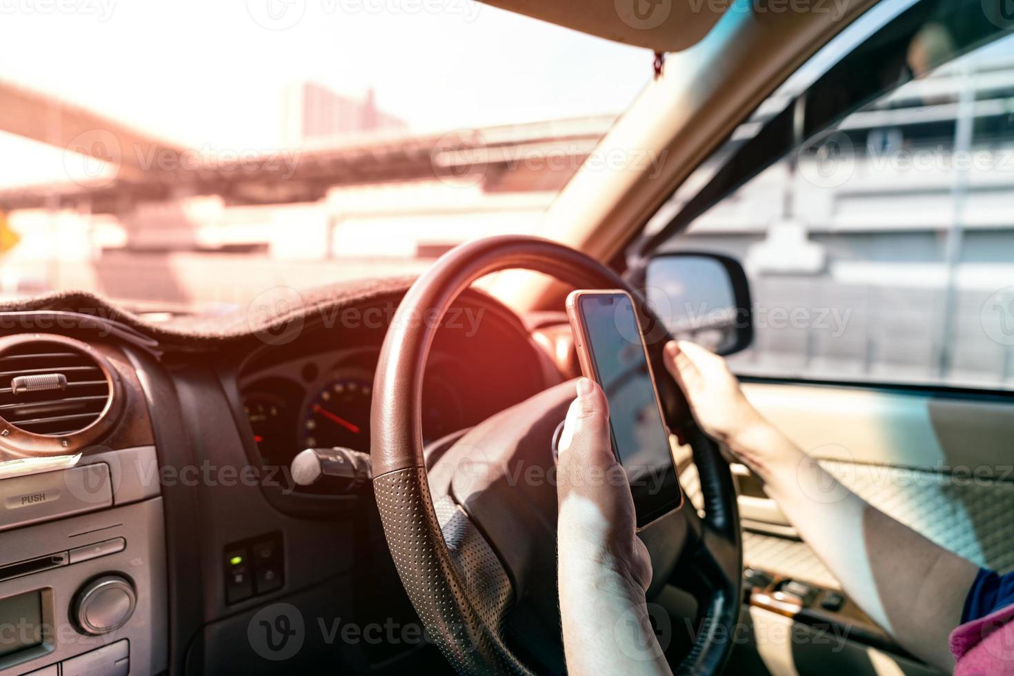 Dames gebruik cel telefoons in auto's. foto