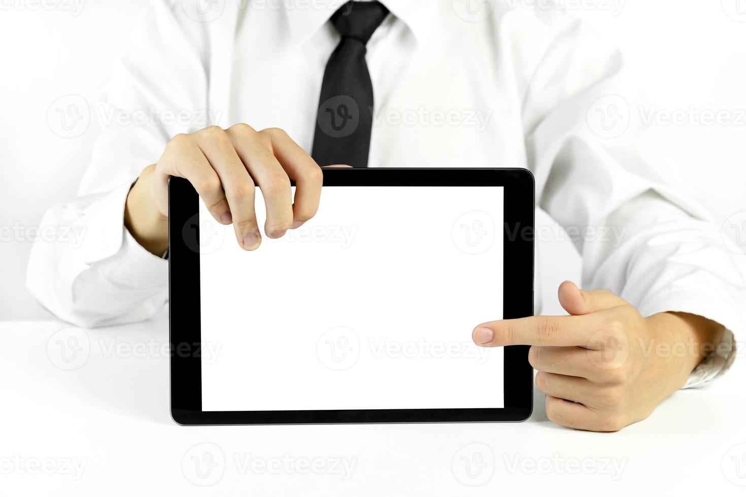 zakenman die een tablet op witte achtergrond houdt foto
