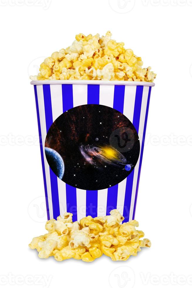 kaas popcorn in blauw en wit gestreept emmer geïsoleerd Aan wit achtergrond met nevel in melkweg, snack in bioscoop concept foto