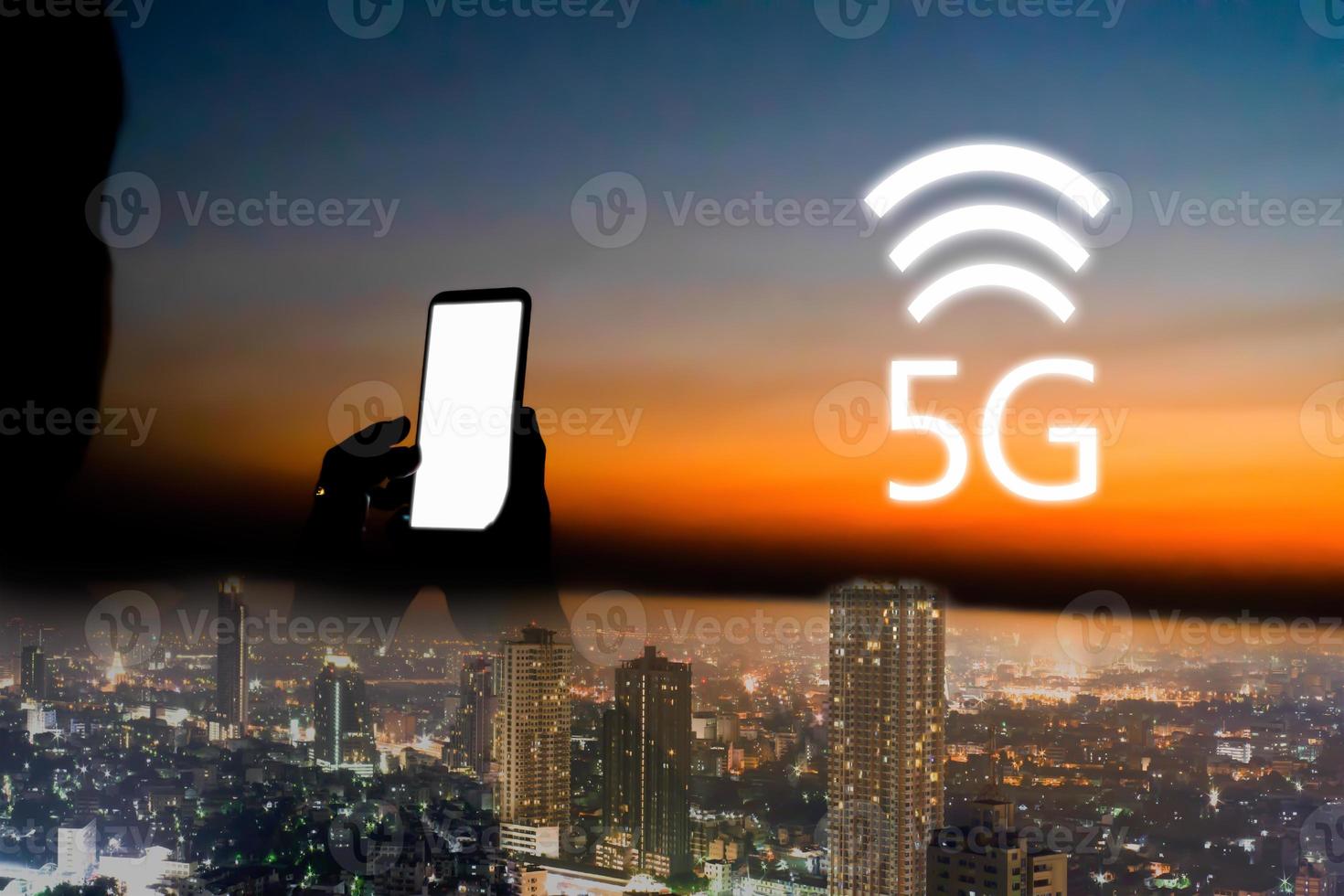 netwerk verbinding 5g draadloze en icoon Aan stad Bij de nacht tijd achtergrond. foto