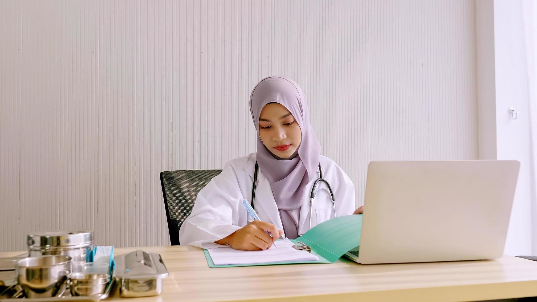 moslim vrouw dokter werken Bij ziekenhuis kamer. foto