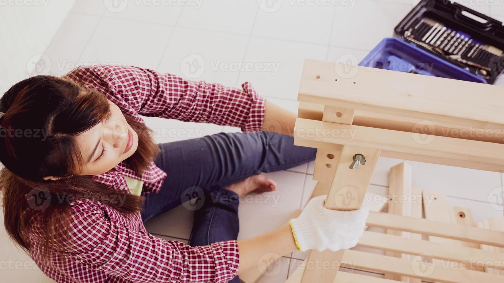 vrouw timmerman passend stukken van borden samen Bij plaats. foto