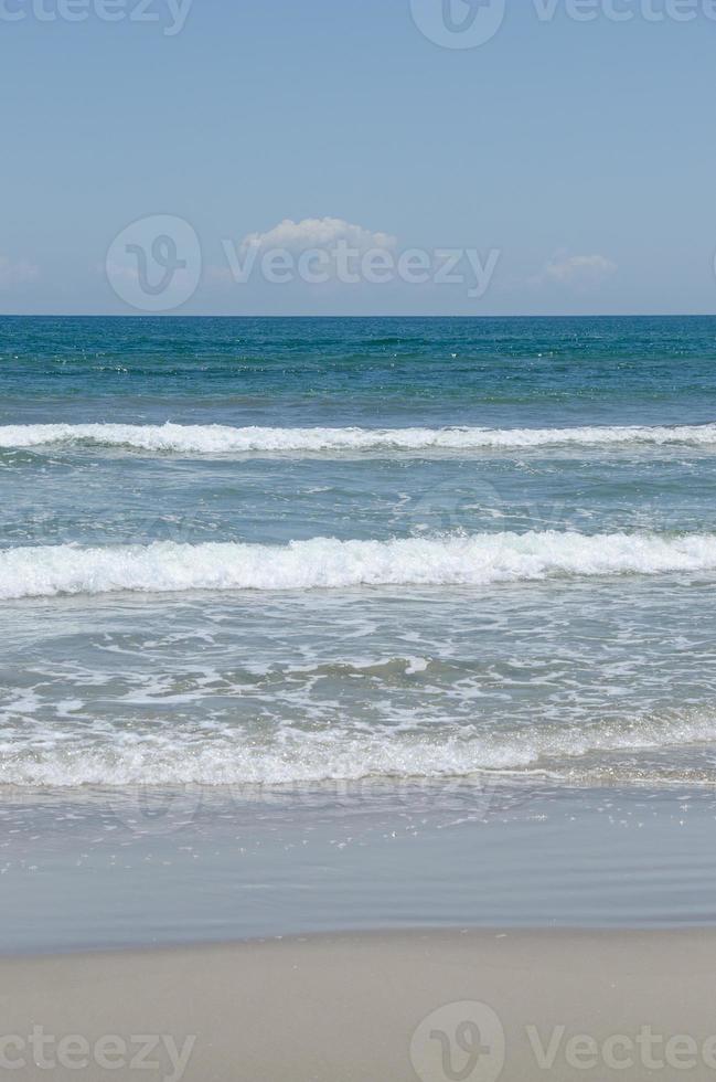 mooi blauw water en teder golven Aan aalmoezenier eiland in Texas. foto