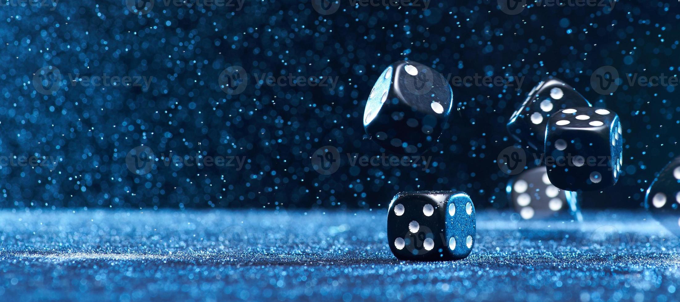 meerdere zwart kubussen vallend Aan een blauw bokeh achtergrond. foto met kopiëren ruimte.